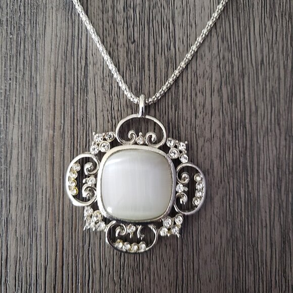 STATEMENT NECKLACE - Long silver jeweled medallion at base - Picture 5 of 5